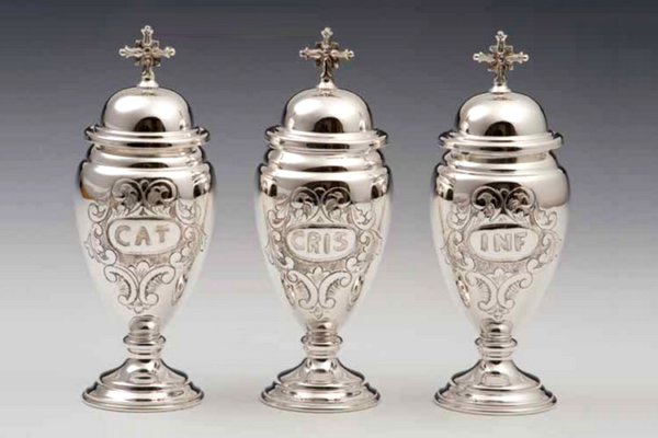 Servizio per oli santi composto da tre vasetti alti cm 18 in argento