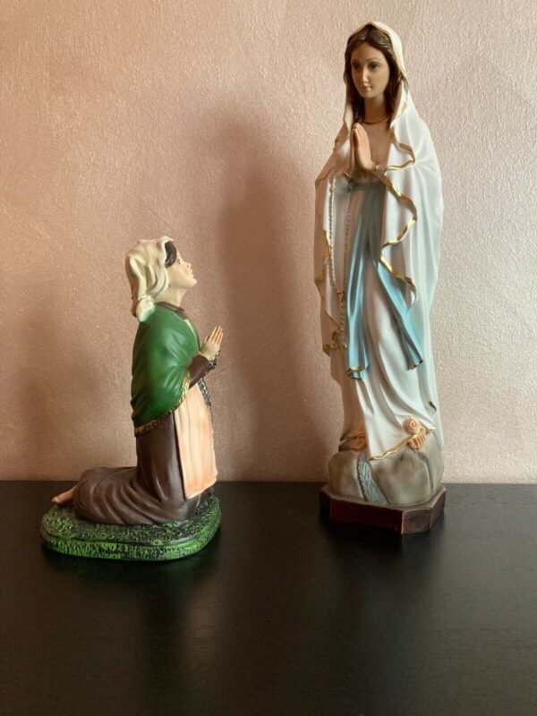 Statua Madonna di Lourdes con Bernadette in resina cm 40 e cm 25 (15,75'' / 9,84'')