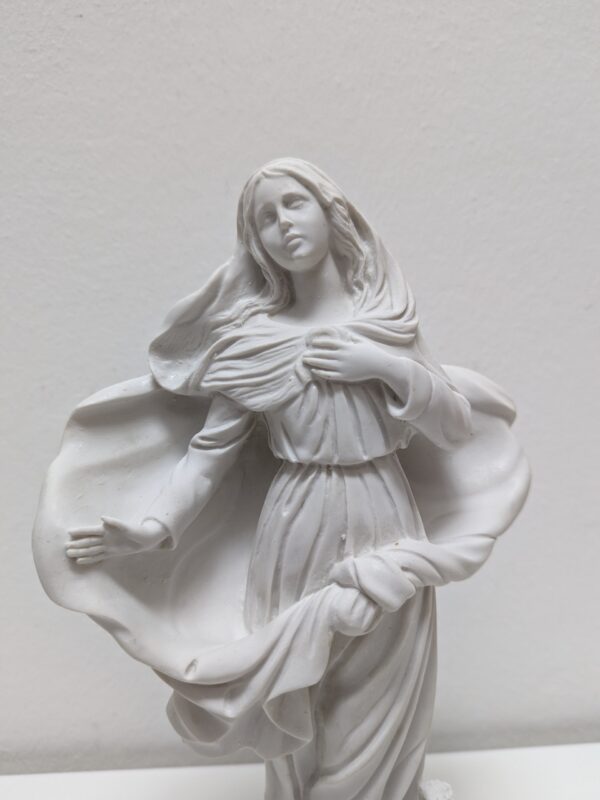 Statua della Madonna Assunta in cielo in polvere di marmo bianco