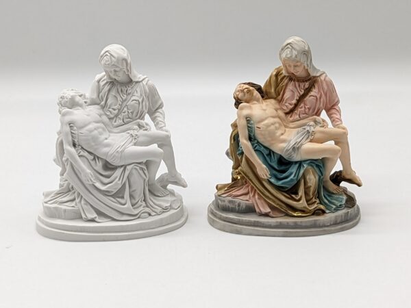 Statue della Pietà in polvere di marmo bianca o colorata cm 15