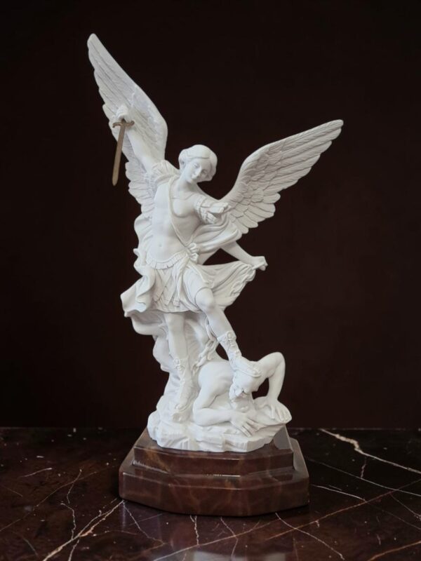 Statua San Michele 30 cm marmo resina alabastro bianco